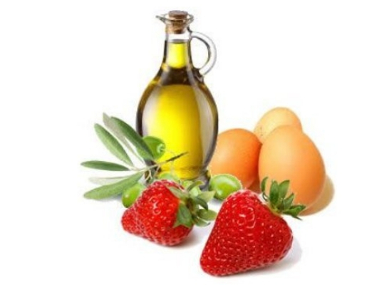 Strawberry, olive oil and egg yolk
